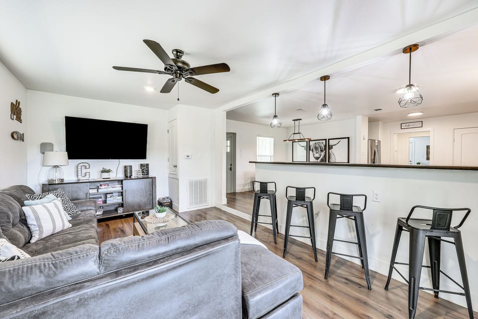 Living Room | Free WiFi | Smart TVs | Central A/C & Heating