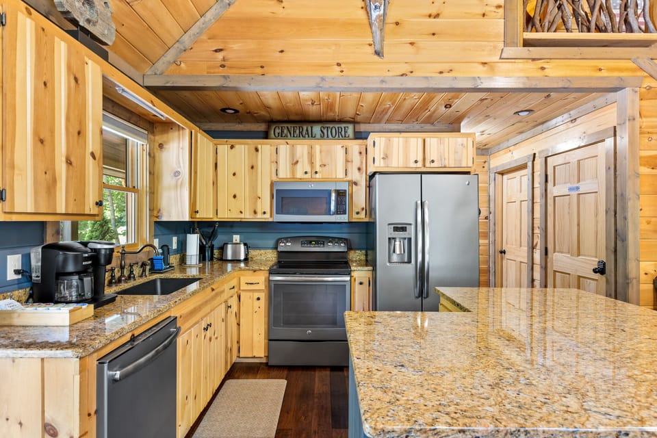 Fully equipped kitchen with stainless steel appliances/granite/and seating for 3
