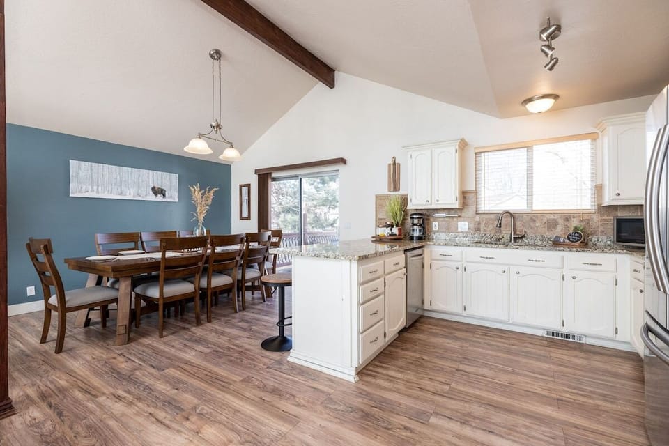 Food preparation and dining is a breeze.