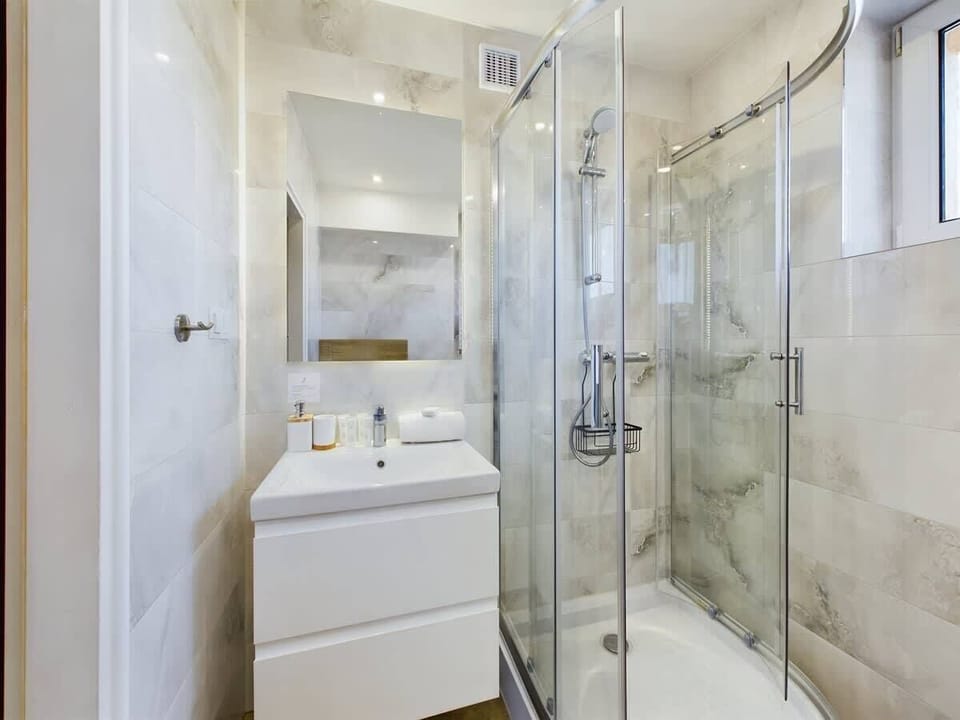 Alternative angle of the bathroom, highlighting its clean and fresh design.

