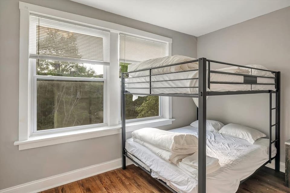 Bedroom 1 - 2 queens