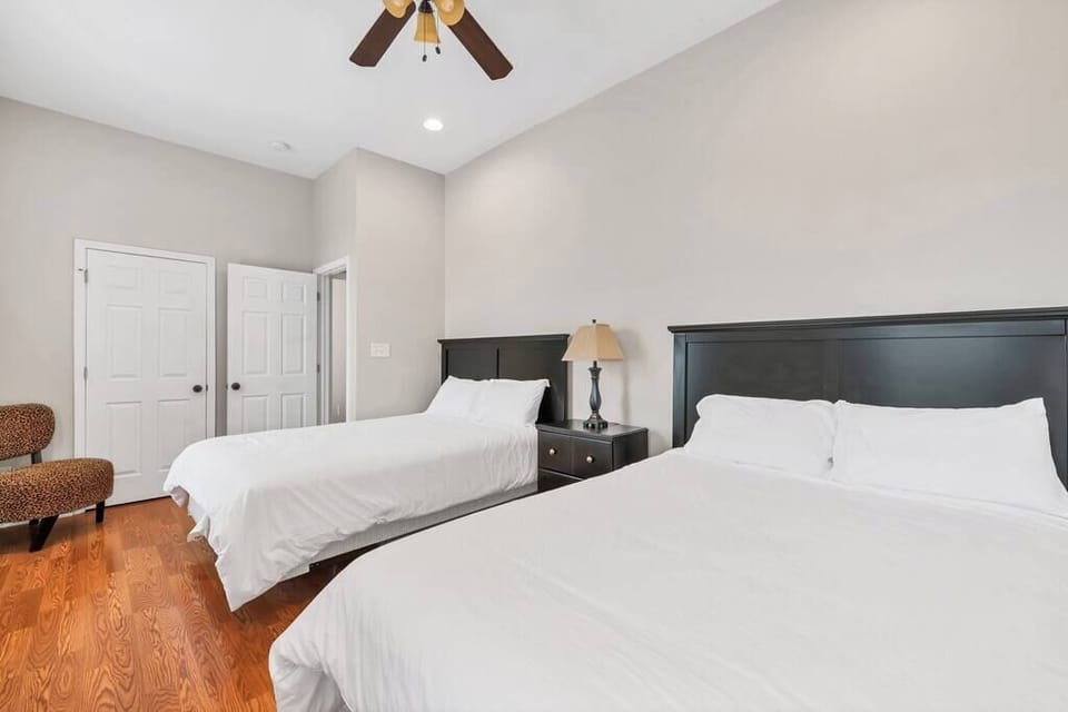 Bedroom 1 - 2 queens