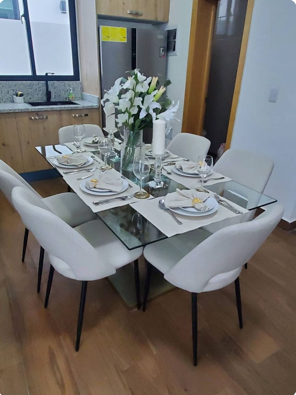 Dining area seats 6 people