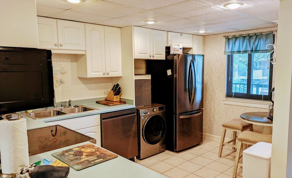 Fully Stocked Kitchen - All Stainless Steel appliances - Stove/oven Range, Microwave, Dishwasher, Fridge with Icemaker and Washer/dryer combo