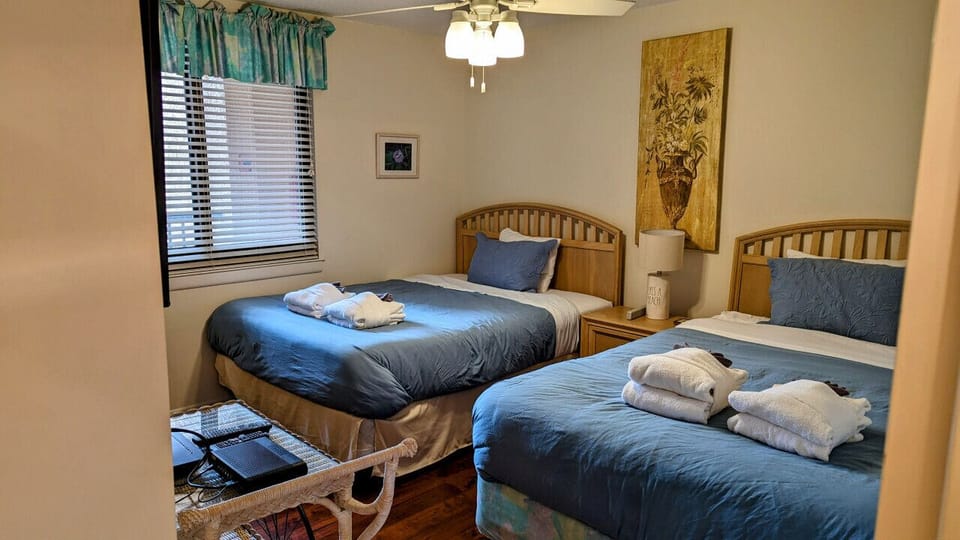 Guest Bedroom - 2 Queen Beds - Memory Foam Matresses