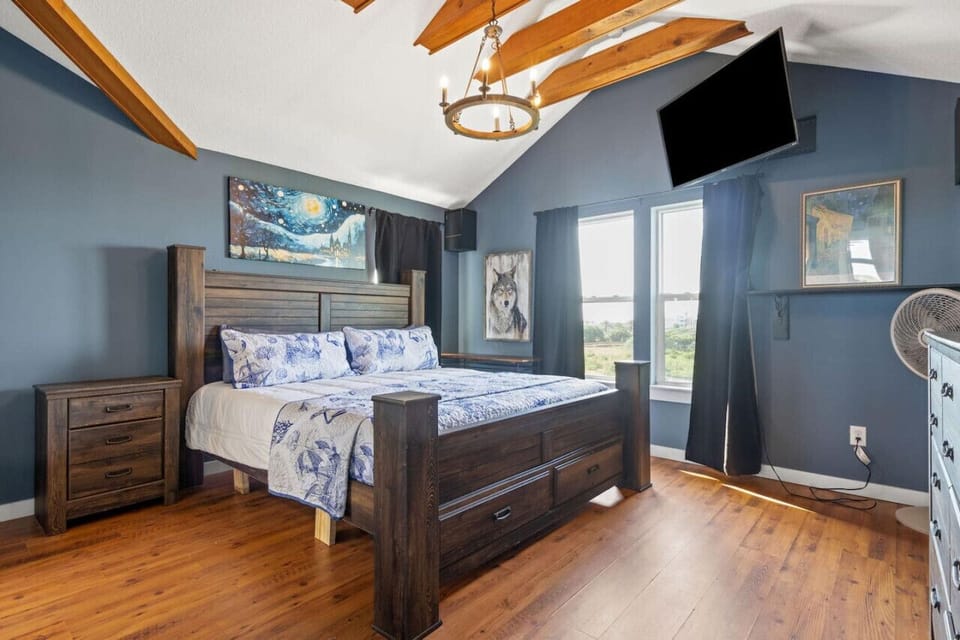 3rd Floor Master Suite with King Bed and jetted tub/shower combo