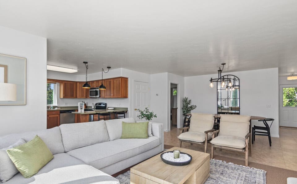 Living room w/seating