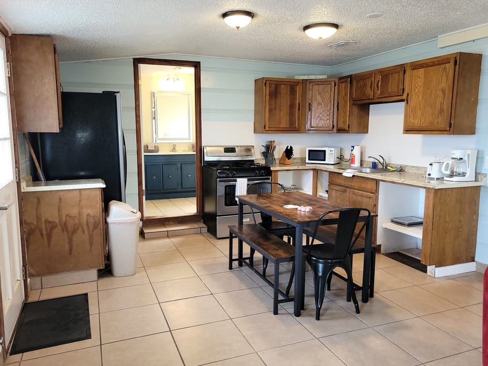 Aboat Time has a full kitchen with basic cooking supplies