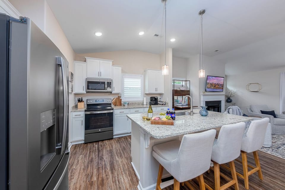 Stylish fully stocked kitchen!