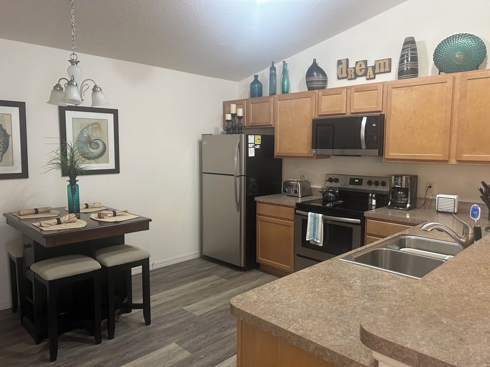 Eat-in Kitchen