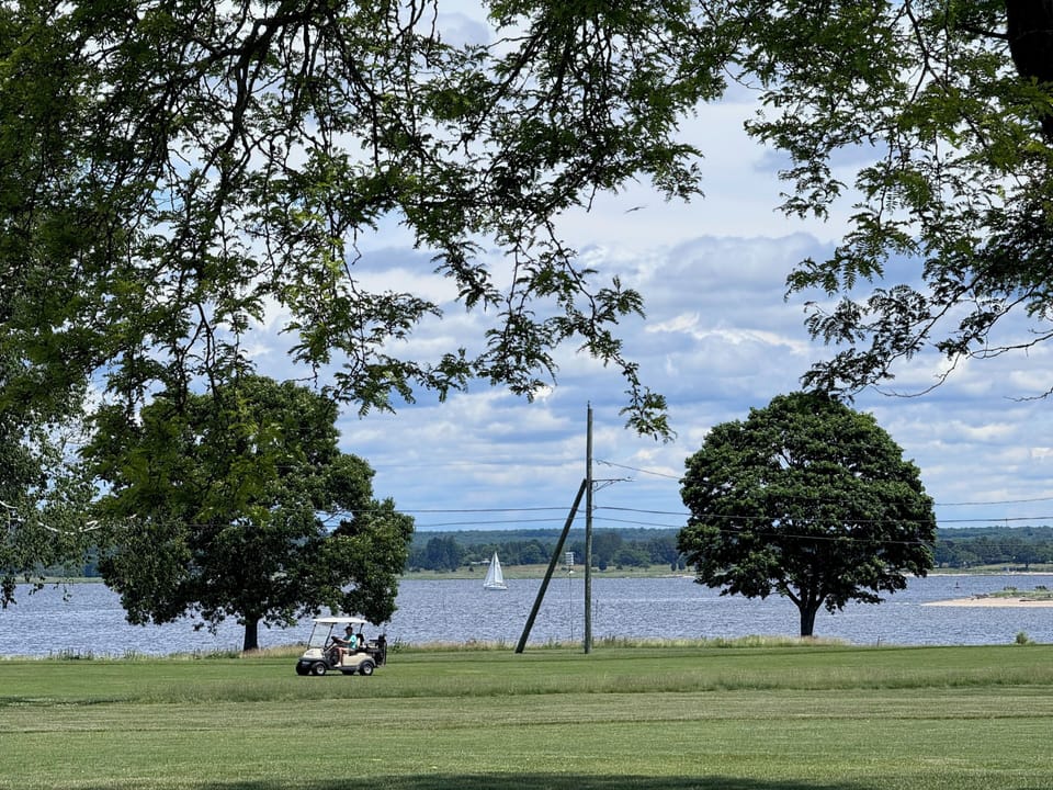 Five minute drive or 20 minute walk to Fenwick Golf Course.