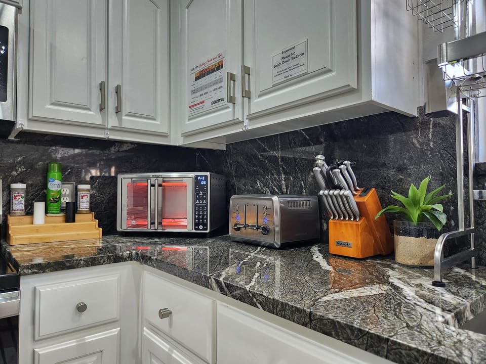 New stainless steel French door air fryer, 4 slice toaster, and knife set.