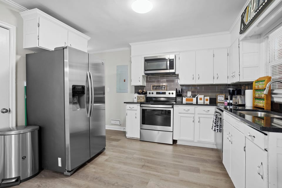 fully equipped kitchen w/brand new appliances
