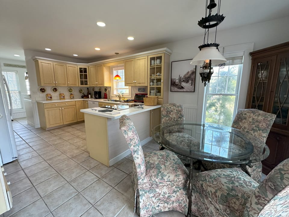 Fully Appointed Kitchen with Dining Area 
