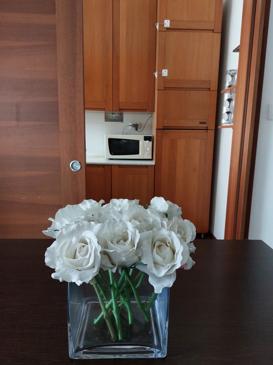 Vista cucina dall'angolo pranzo