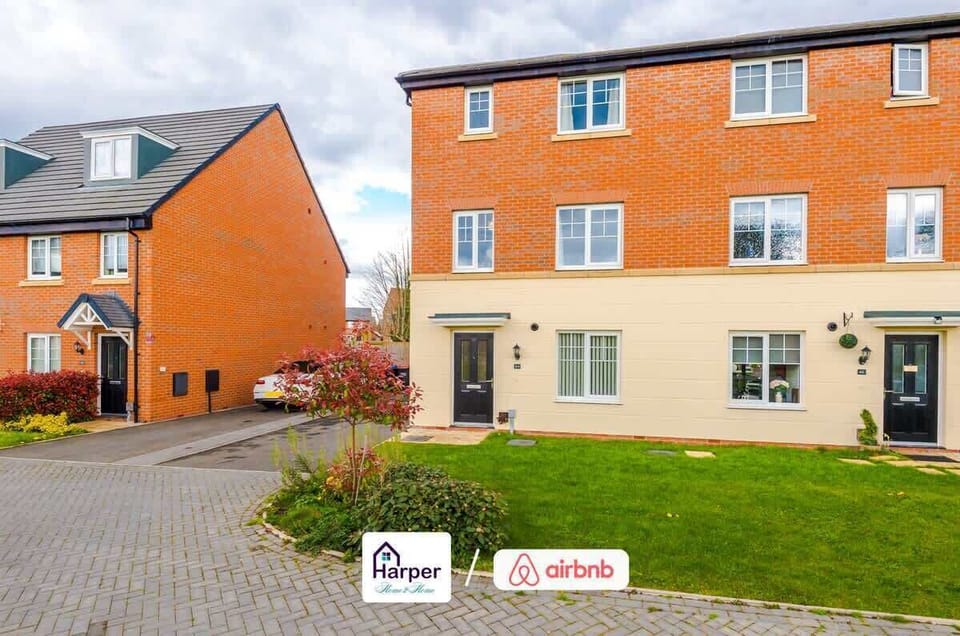Stylish exterior with a private driveway and front garden.
Set in a peaceful neighbourhood, perfect for relaxing stays.

