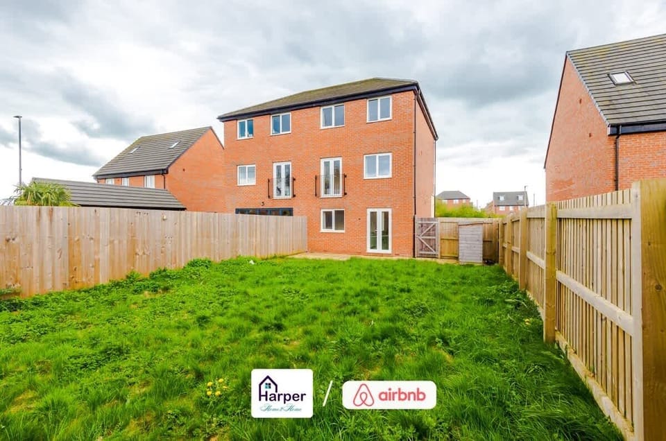 Stylish exterior with a private driveway and front garden.
Set in a peaceful neighbourhood, perfect for relaxing stays.
