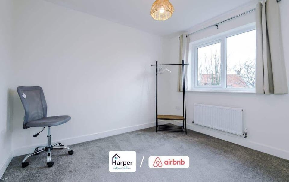 Minimalist room with natural light, perfect for working or extra storage.
Flexible space suited for long stays and added convenience.
