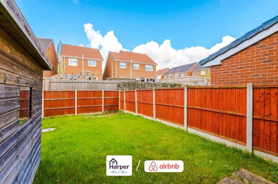 Enjoy a private fenced garden — perfect for morning coffee, fresh air, or a peaceful break after a long day.
Ideal for families or contractors wanting space to unwind outdoors.
A well-kept lawn adds a cozy, homely touch to your stay.