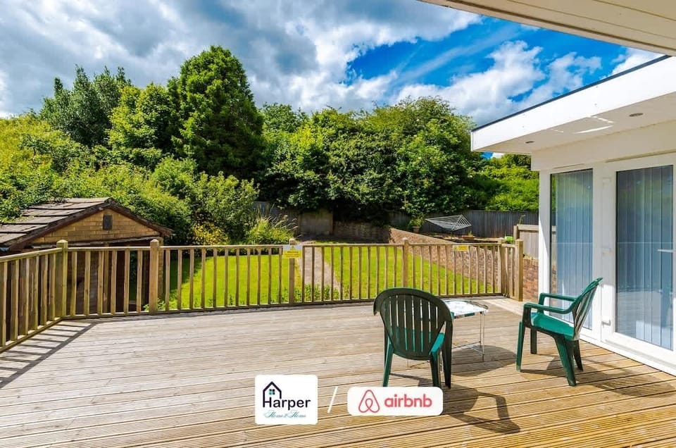 Spacious outdoor decking with seating for relaxation.
Bi-fold doors connect the lounge seamlessly to the garden.
Perfect for enjoying fresh air, team downtime, or family evenings.