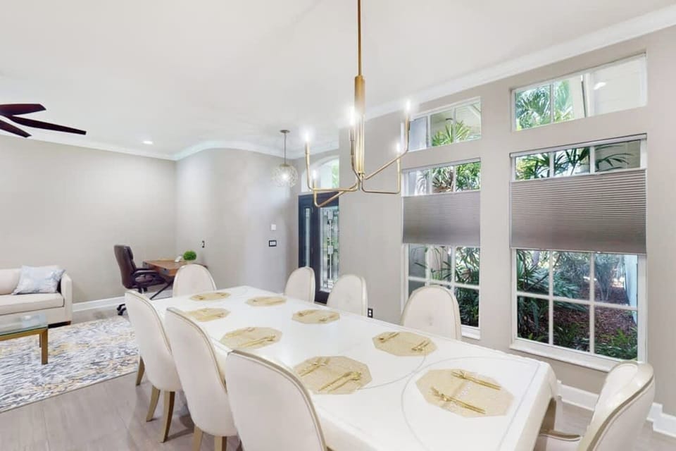 Open dining space perfect for easy entertaining.