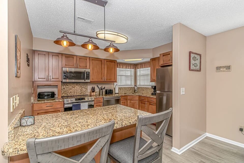 Relax and enjoy comfortable multi-seating at the counter or dining area.