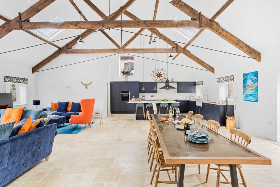 Kitchen, dining and living areas with free WiFi - The Shippon