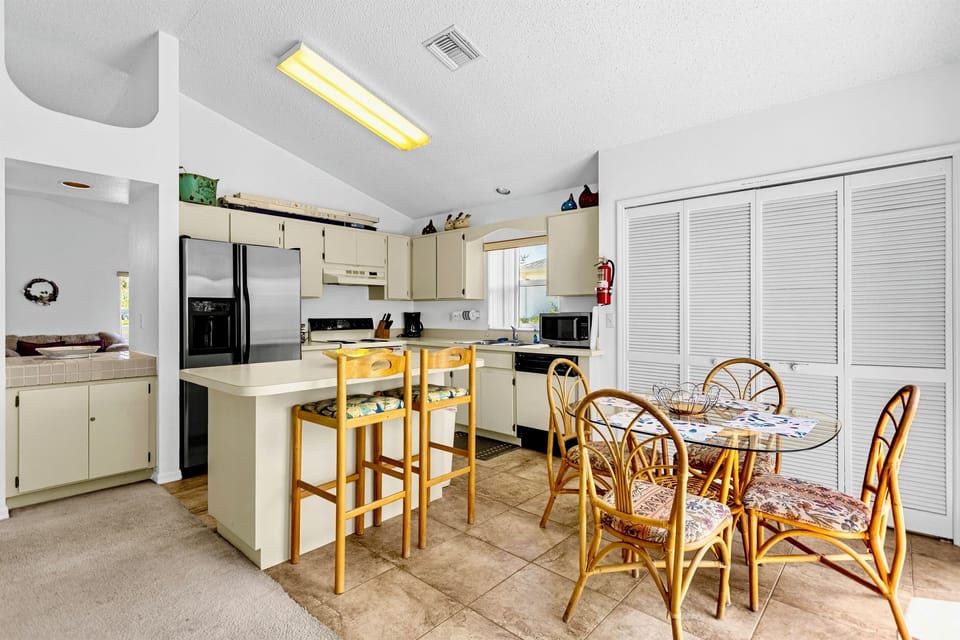 Ideal seating for breakfast with additional breakfast bar
