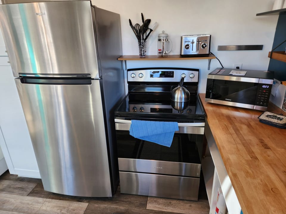 Oven/range and microwave/air fryer

