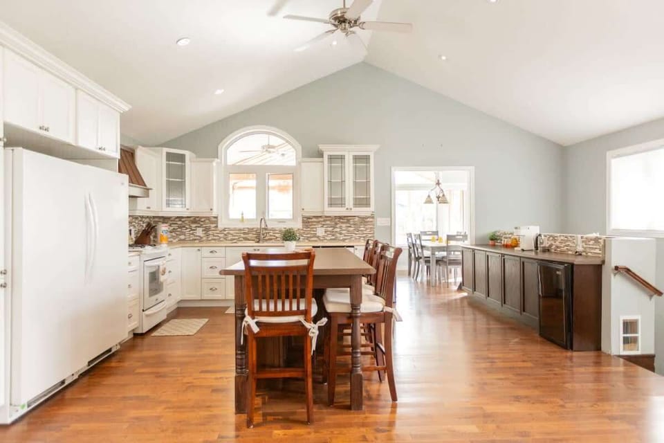 Fully-equipped kitchen with kitchen island