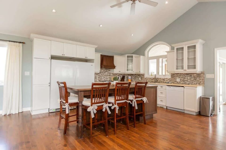 Fully-equipped kitchen with kitchen island