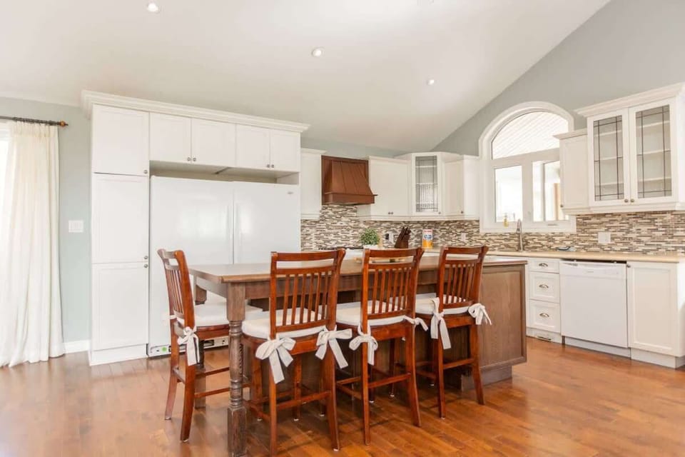 Fully-equipped kitchen with kitchen island