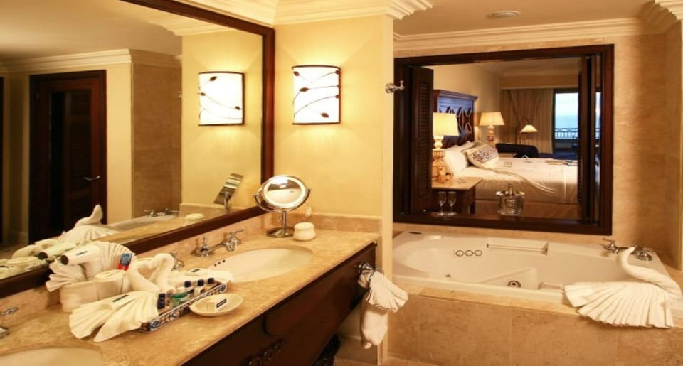PBonito-SunsetB-Accom-SuperEx-Jacuzzi-563bd20847fc1-620x450-2050
