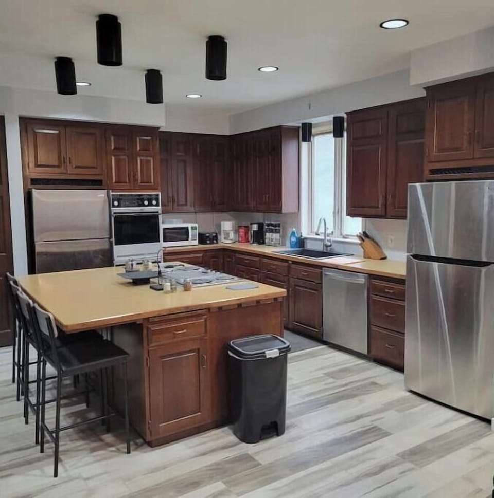 4 Stools, Electric Stove, Double Fridge/Ice Maker, Double Oven, Dishwasher +More