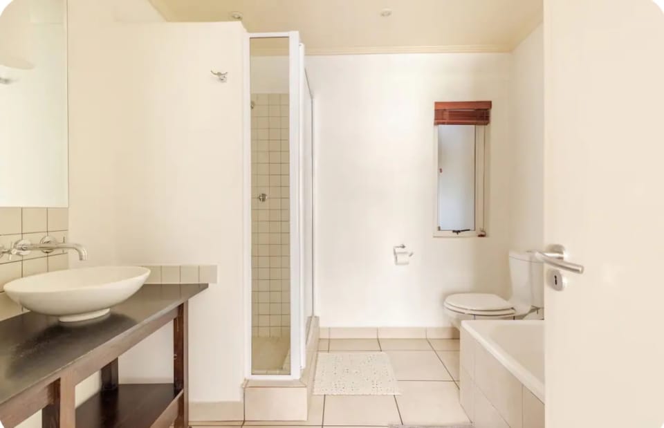 ensuite (full bathroom)