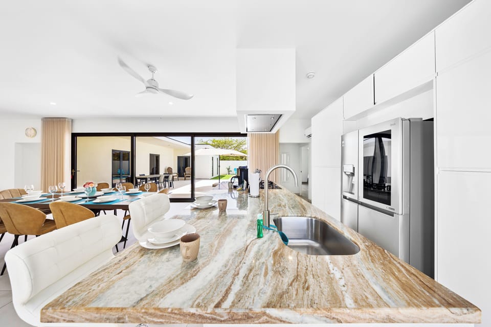 Stunning kitchen of the home in Noord, Aruba - With high-end finishes and premium appliances - Beautiful marble countertops that add a touch of sophistication. - Elegant fixtures and fittings that highlight the kitchen's luxurious feel