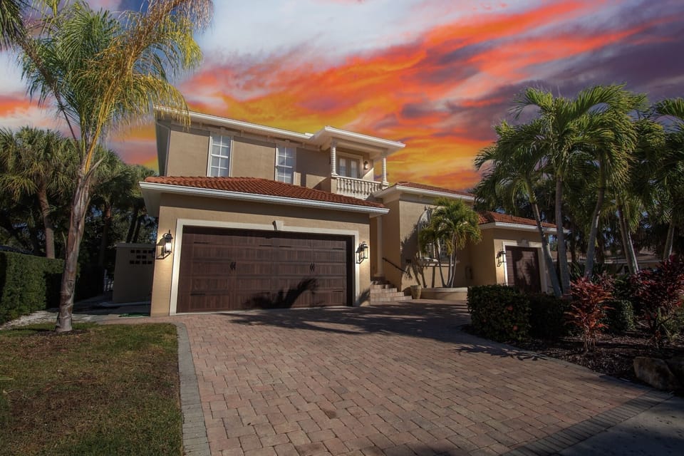 Treasure on the Canal by Siesta Luxury Rental Properties