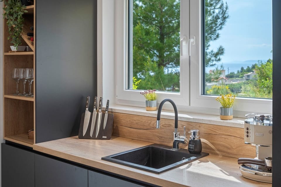 Stunning sea and city views from the kitchen