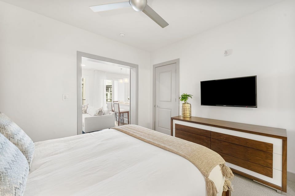 Queen Guest Suite - Equipped with a Flat-Screen TV