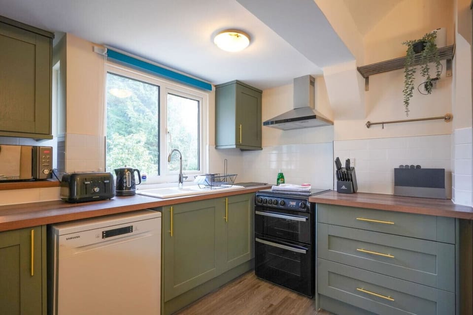 A fully equipped kitchen with everything you need to prepare a home cooked meal.