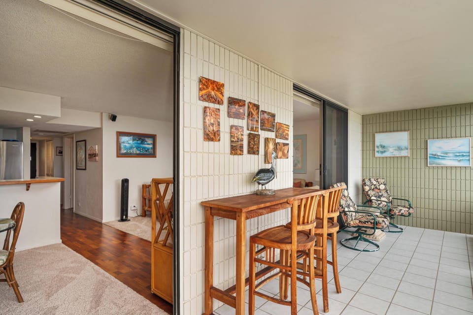 Lanai space with seating