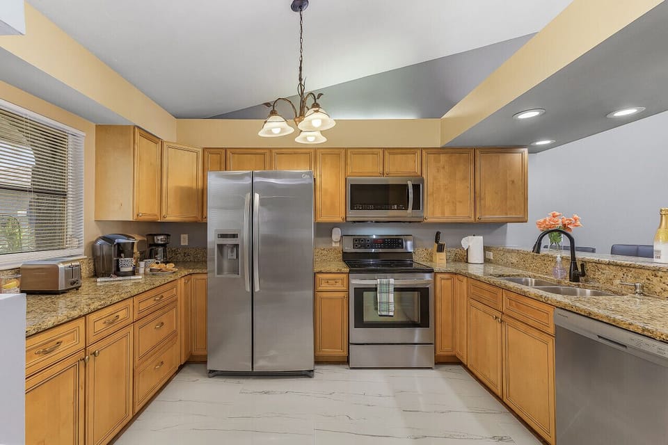 This kitchen has all the major appliances