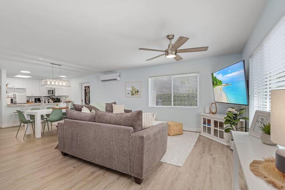 This right side duplex is beautifully decorated and super clean