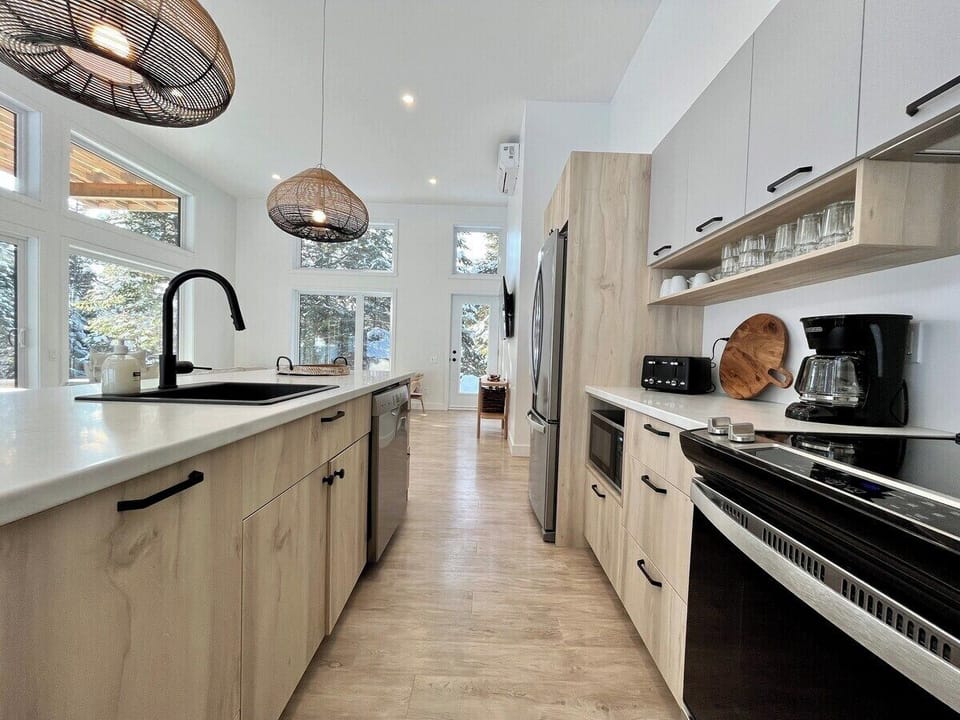 There´s plenty of counter space.