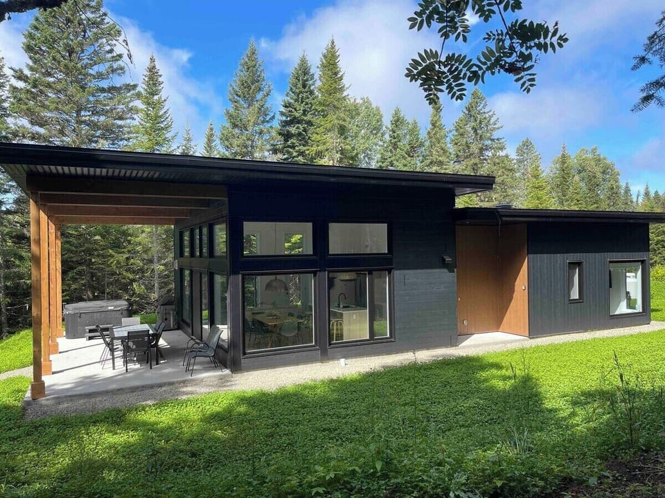 Artik 10 tucked into the forest, minutes from Baie-Saint-Paul