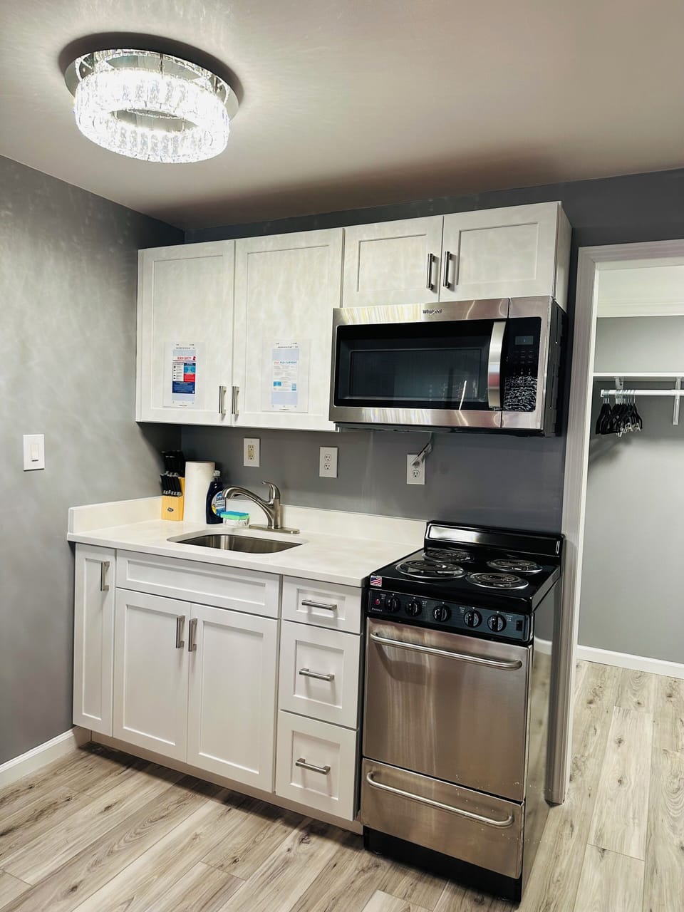 Kitchen with microwave, cooktop + oven