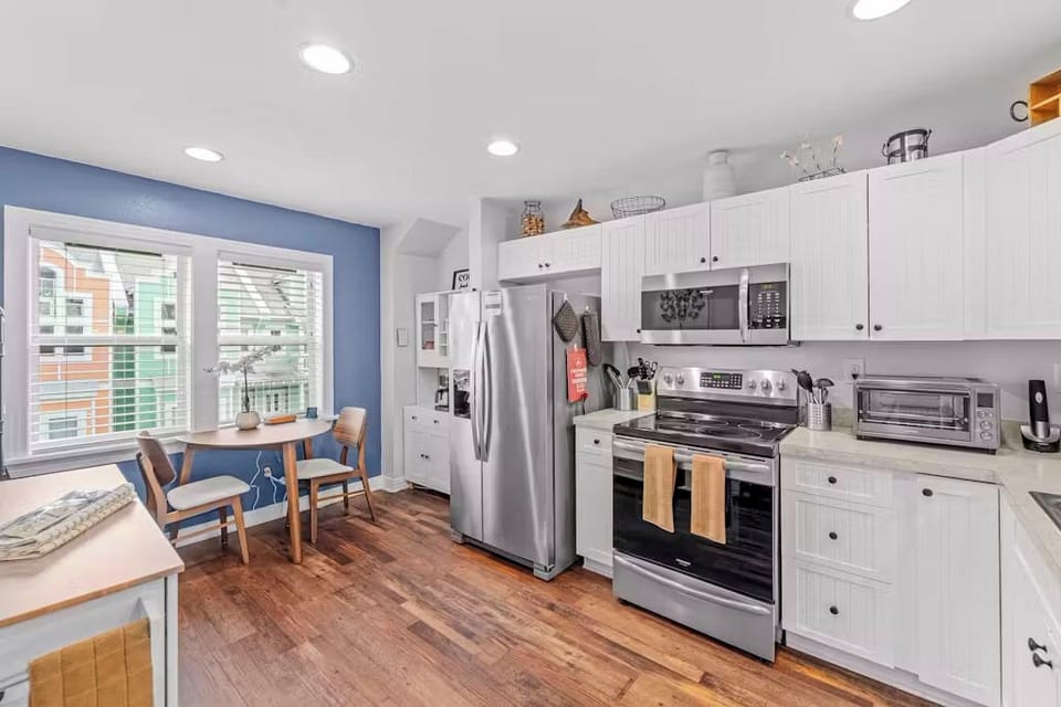 Open Kitchen with Breakfast Area