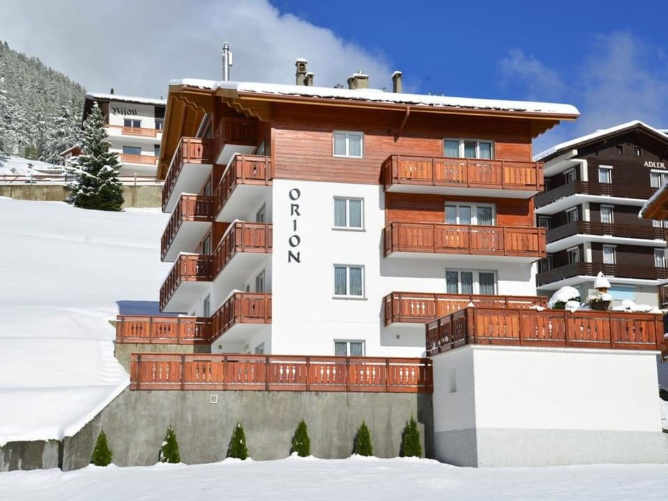 Building, Cloud, Sky, Window, Snow, Urban Design, Tree, Residential Area, House, Neighbourhood