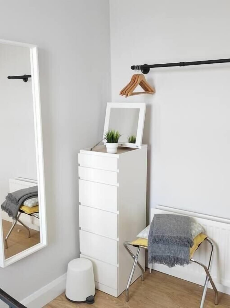 Comfortable drawer with mirror