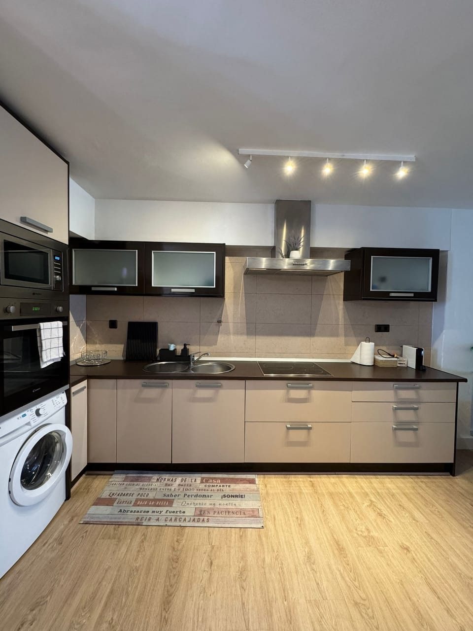 Kitchen area with all ameninties